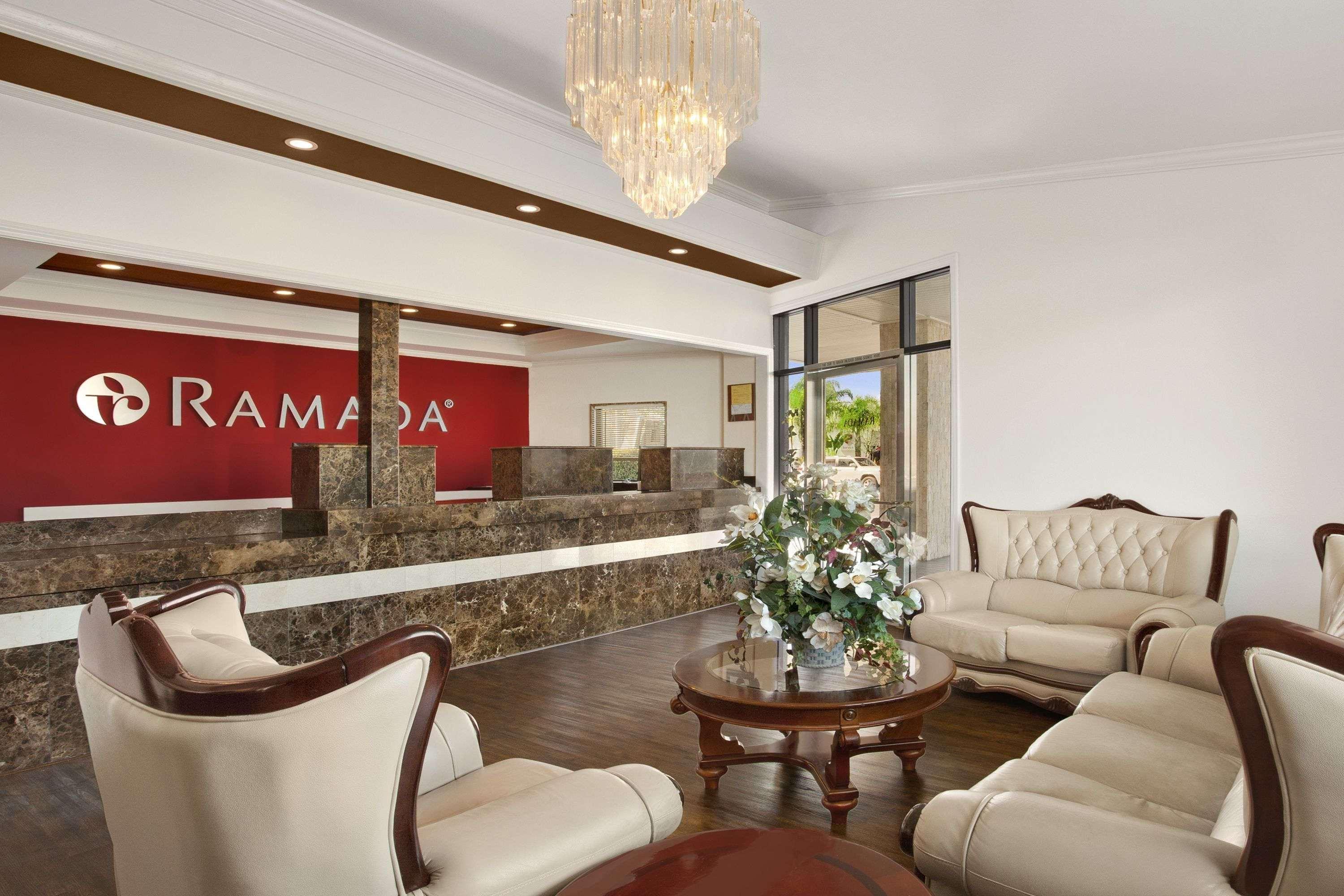 Отель Ramada By Wyndham Торранс Экстерьер фото