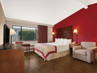 Отель Ramada By Wyndham Торранс Номер фото